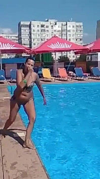 Comment une femme au foyer sexuellement solitaire en vacances dans la piscine apprend à plonger