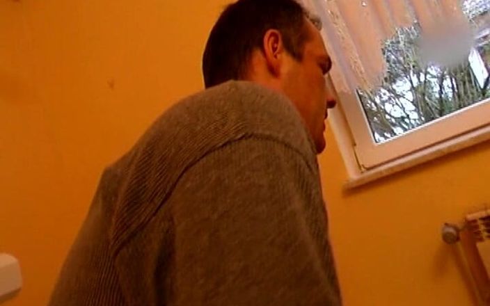 German Amateur Videos: Ця неслухняна німецька красуня отримала сперму на ноги