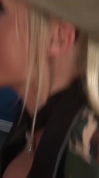 La milf bionda assapora il cazzo messo nella figa della sua amica