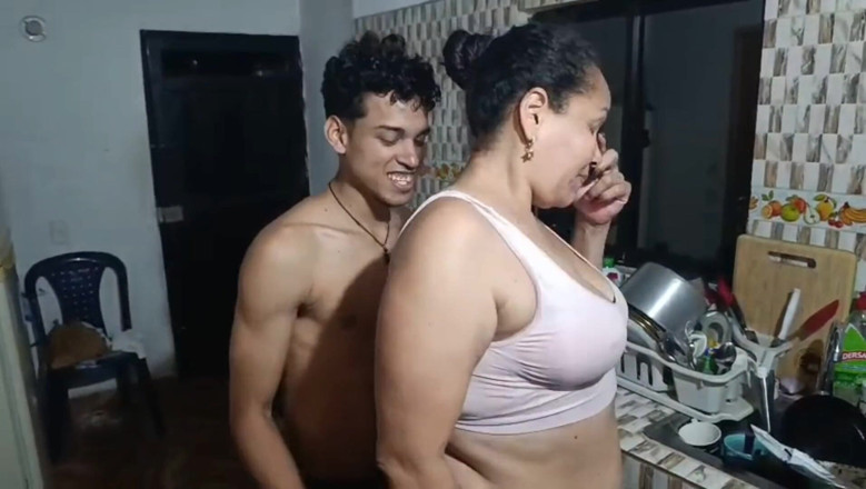 Jovencandelita: Eu fodo a bunda da esposa do meu meio-irmão, ela...