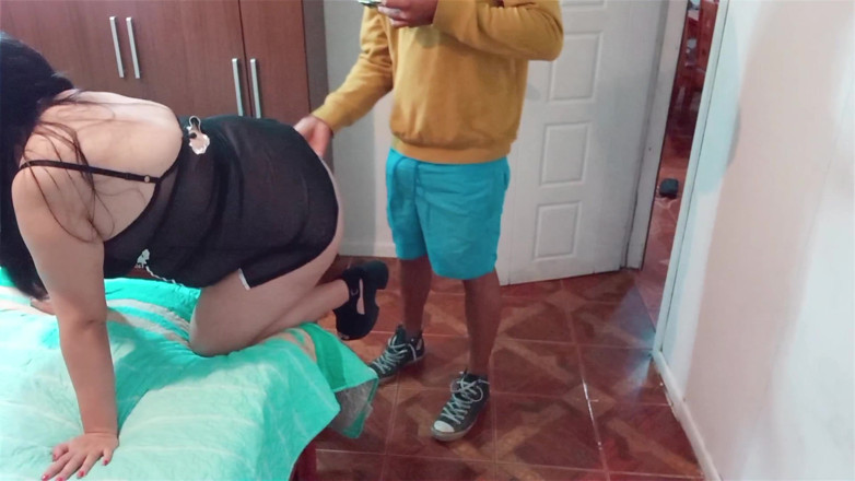 BBW Kelly Mom: Fiul vitreg își prinde mama vitregă făcând patul - de aproape, cur și...