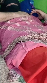 Parosan musulmană bhabhi sexy folosită pentru a se juca cu pula mea indiană grasă