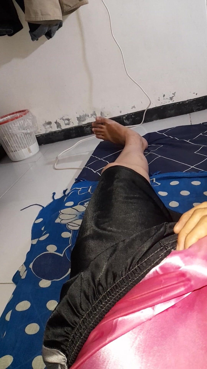 Naomisinka: Usar lencería rosa satinada dentro de pantalones cortos y correrse...
