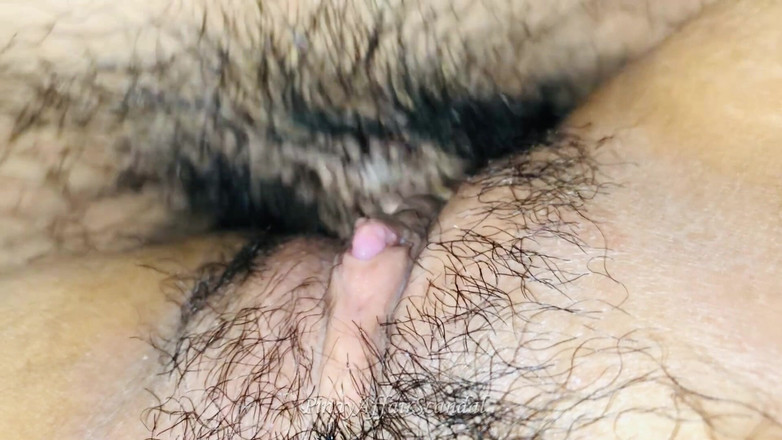TeenPinayCloseUp: Una pinay di 18 anni con la figa succosa e stretta