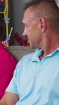 to was zbliży ... Macy uczy Krissy, jak pieprzyć swojego ojczyma