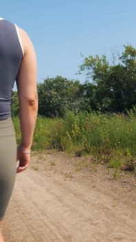 118. Lass uns einen Spaziergang in der frische Luft gehen? Folge mir und wichs zu meinem Hintern in Shorts, meinen Beinen und nippeln.