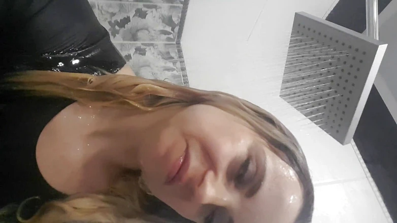 LarisaCum: ラテックス水着で濡れてシャワーを浴びています