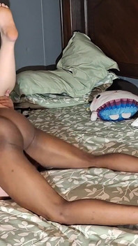 Une PAWG se fait baiser par une grosse bite noire et mange bien la chatte d’une rousse