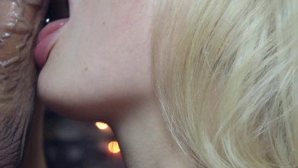 Sweet Hot mouth: Blondynka robi piękne powolne obciąganie z bliska, spuszcza się na...