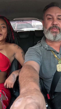 Mc Beka Hit The Streets of São Paulo, menunjuk-nunjukkan bahagian belakangnya yang besar.