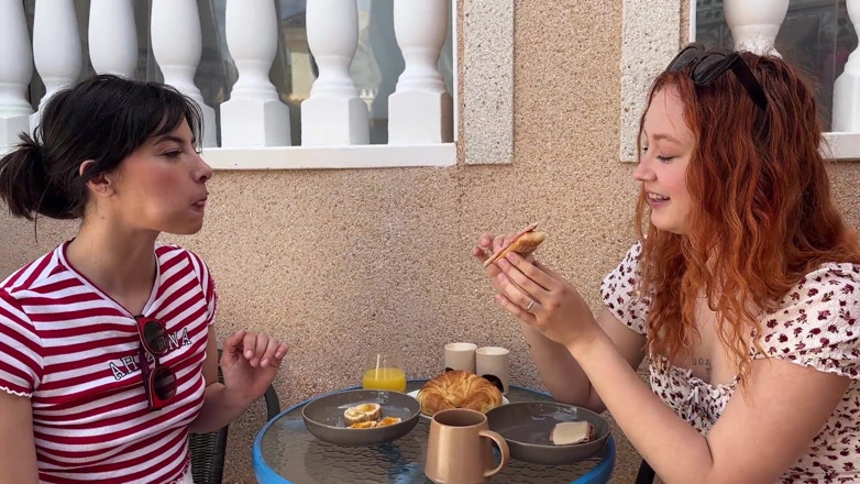 Sheryl X Sinclair: Disfruta del desayuno francés y español con Emma C y...