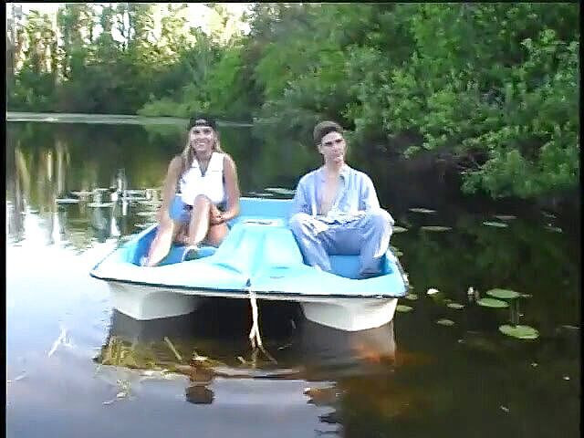 Hot Sex Party: अच्छे स्तनों वाली लड़की झील के बगल में जोरदार चुदाई करती है