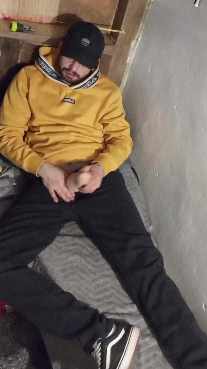 jerkofflover: Masturbarse En La Cabaña En La Cama