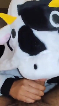 In una mucca pigiama succhia e cavalca il mio grosso cazzo non circonciso fino a quando non si guadagna il mio latte caldo