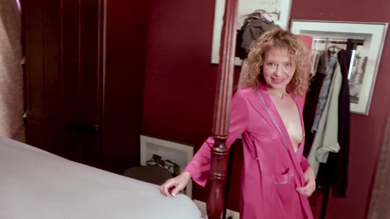Curly blonde slut Sharon: Sharon द्वारा मालिश