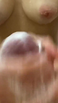 Mijn vrouw trekt de enorme pik van haar minnaar af in onze badkuip terwijl ik in de slaapkamer wacht
