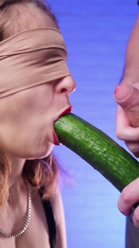 Kejutan ditutup mata yang memukul: deepthroat yang indah dan pancutan mani besar