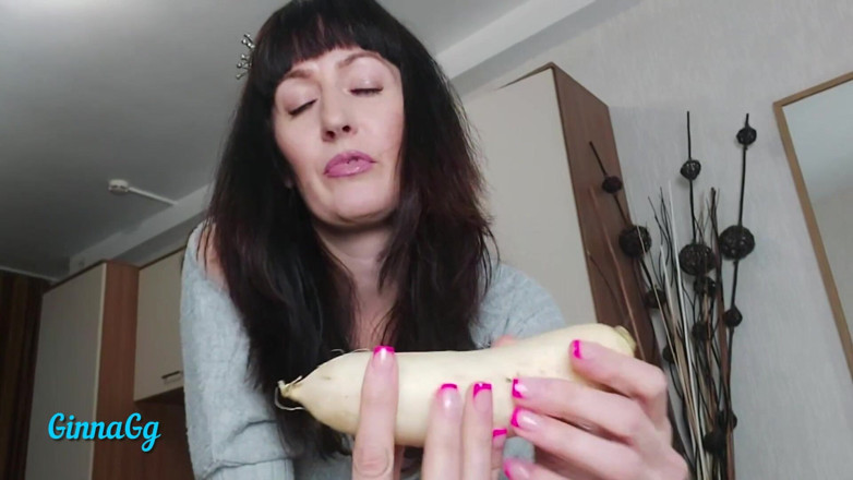 GinnaGg: 蔬菜女王用黑色避孕套乱搞黄瓜
