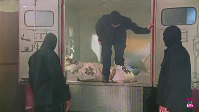 Fetish and BDSM: Po loupežné bance dva chlapi análně ošukají zrzavou nezbednou Angel