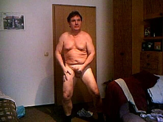 Andi Geil: Paffuto si masturba in piedi