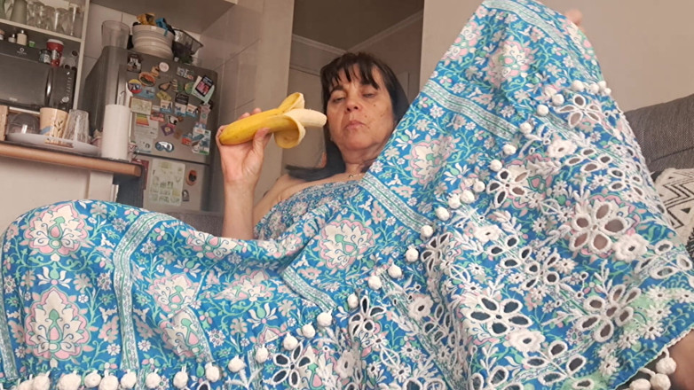 Mommy big hairy pussy: 継母がアームチェアに座って彼女のアソコを触っている