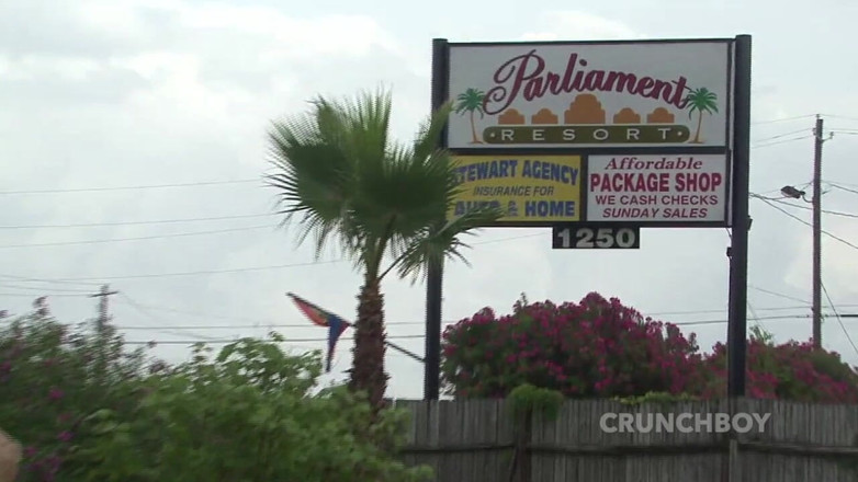 Gaybareback: Dva mladí heterosexuální kluci jsou sají gay mužem