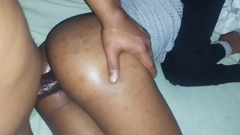 Island Bratz: Padrastro dice que la madrastra no sabrá si solo folla...