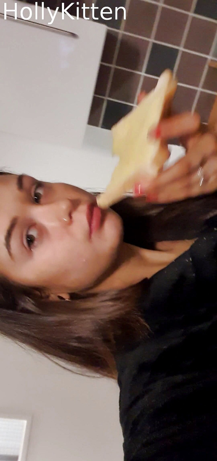 Holly Kitten: Holly Kitten beni tostta peynir yiyor