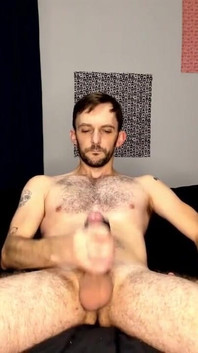 Amzlab lagi asik masturbasi memeknya yang dipanaskan sampai muncrat