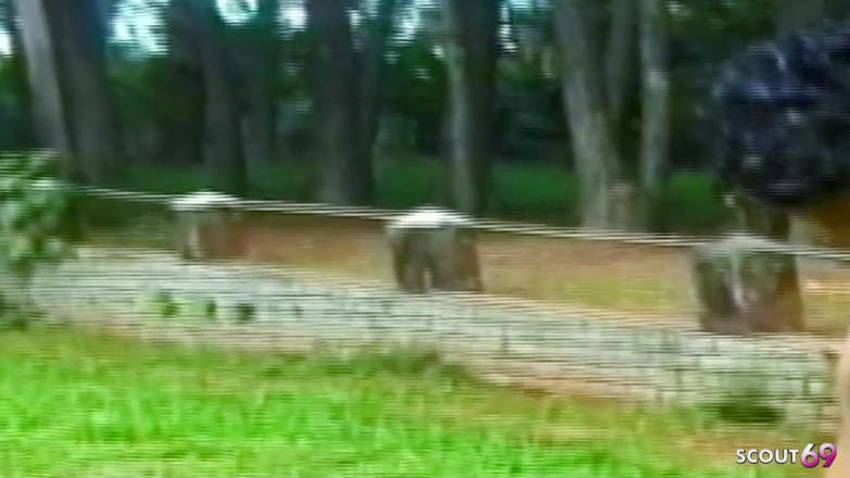 Shemale TS Collection: 쪼이는 후장 으로 숲에서 몰래 따먹히는 금발의 트랜니