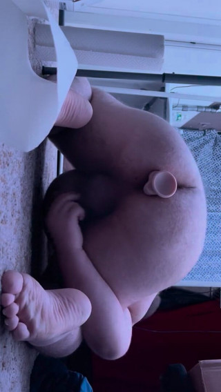 Chubbybidude: Mollige homo vult zijn kont met een dildo