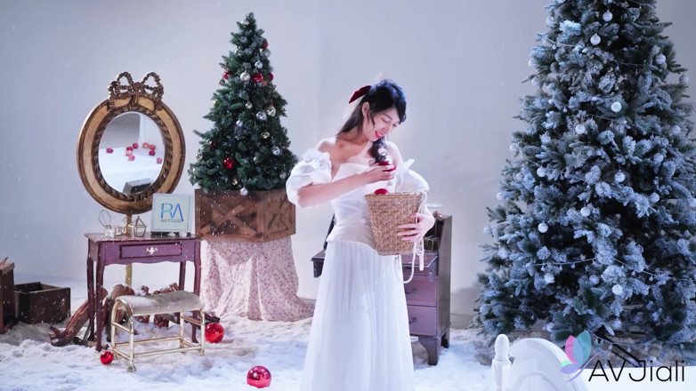 AV Jiali: Jiaxin Is the Horny Snow White Who Gets Fucked by...