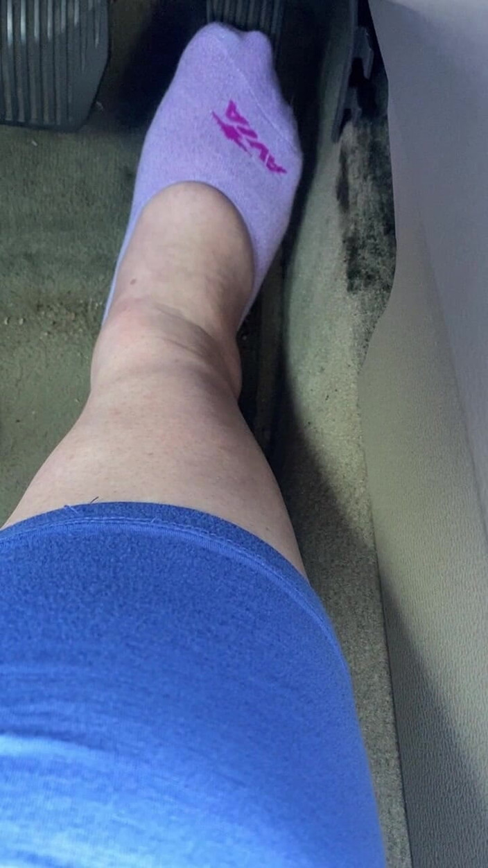 BellaBlast: Pompare cu pedală în șosete violete