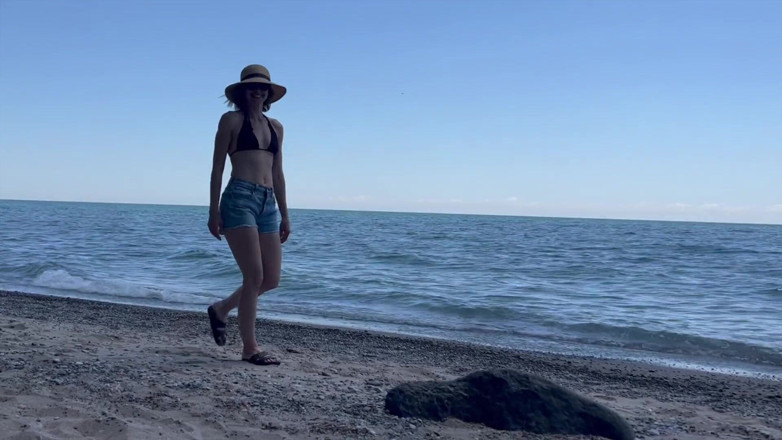 Serenity Cox: Soția este futută pe o plajă de soț și prietenul său...