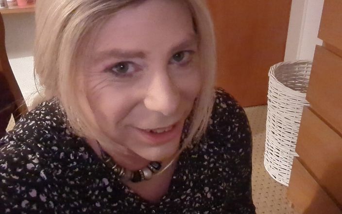 NikkiGee: Vykuchej mi klittie, polykej můj obrovský výstřik!