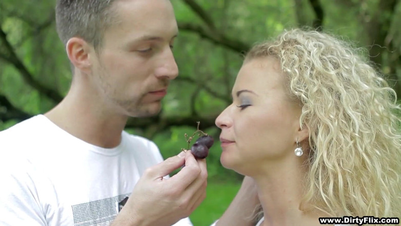 Moms Passions: Романтичний трах на ковдрі для пікніка