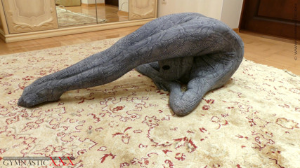 Gymnastic: Taytlı kedi kıyafeti içinde contortion queen