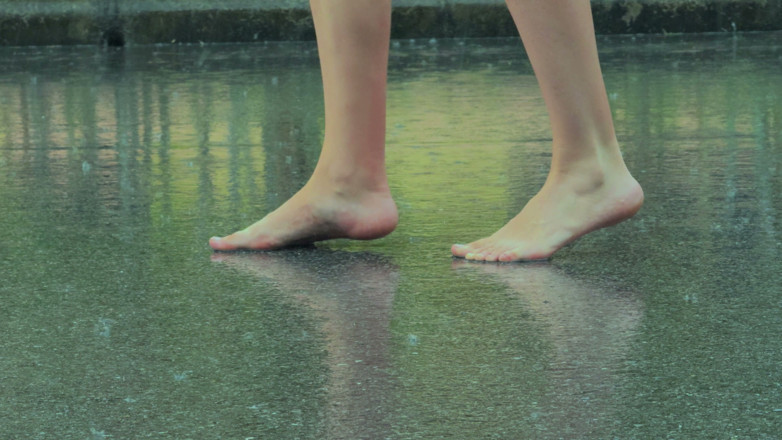 WildLonelyFlower: Bare Legs in the Rain