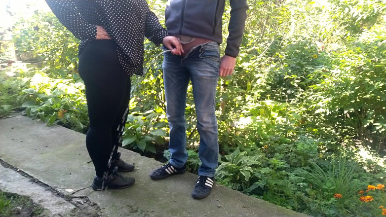 OurFetishLife: Milfka s tlustou prdelí mi drží ptáka, zatímco si užívám čůrání