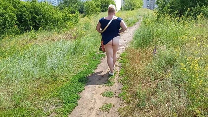 Zona901: A fat woman walks through the park shows her ass...
