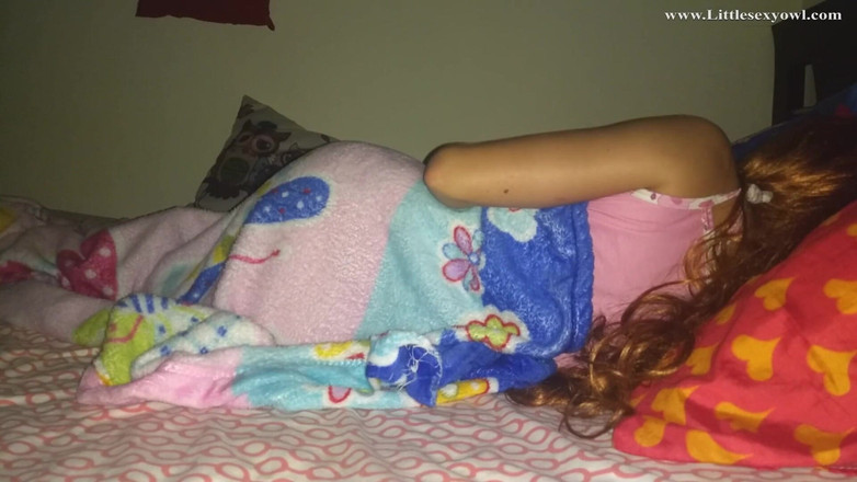 Littlesexyowl: 秘密中出！我的继父有一个习惯，当我在床上时把他坚硬的鸡巴插在我身上