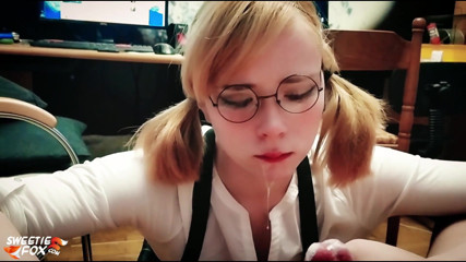 Sweetie Fox: Une étudiante charmante se fait facefucker, énorme bite - éjaculation en POV