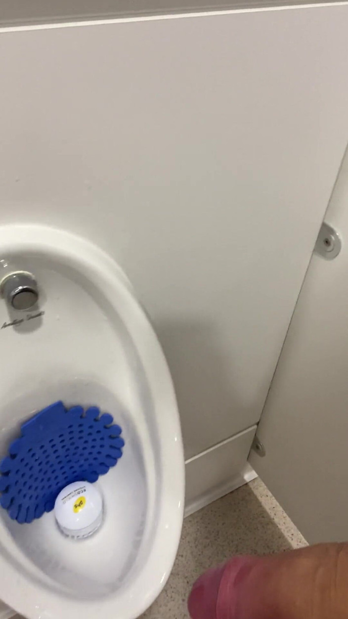 Andyleexxx: Pisse et branlette dans la salle de bain