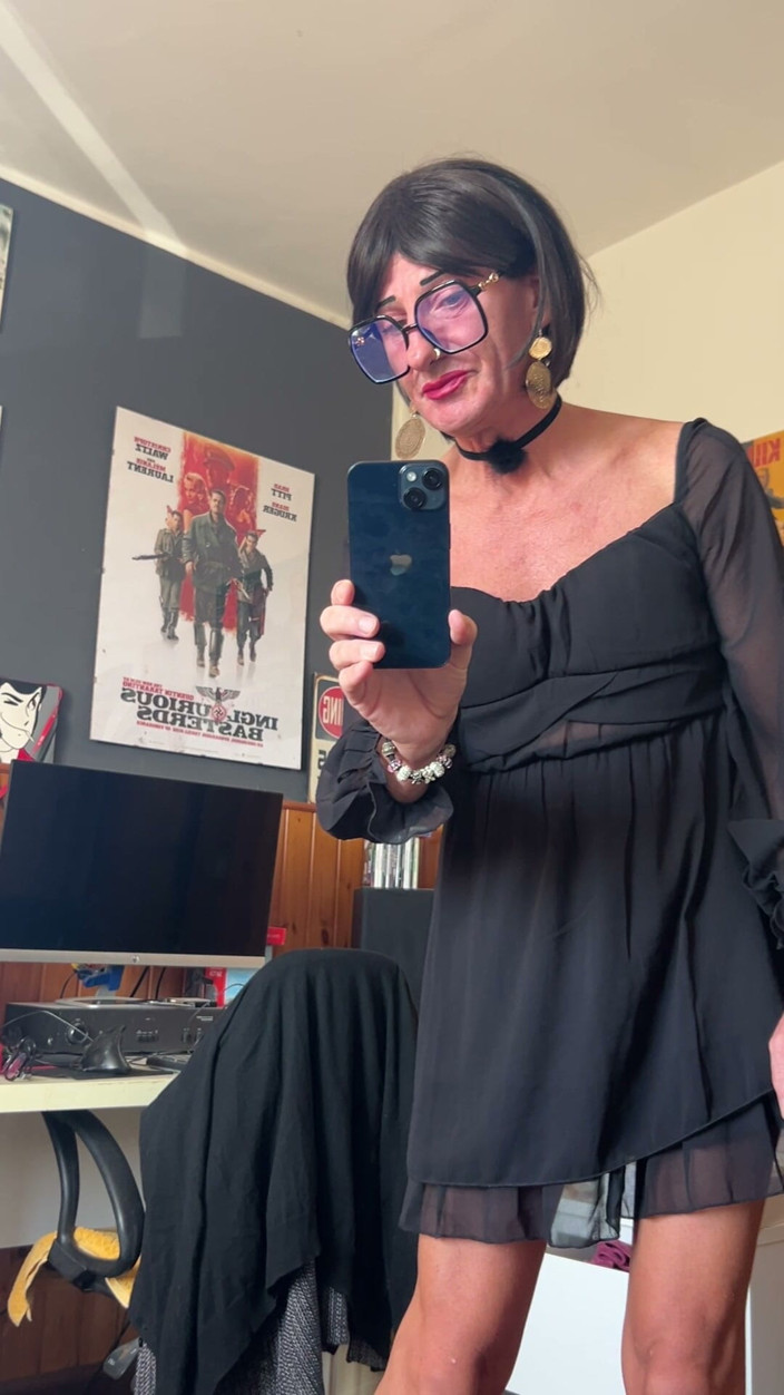 Andreina Naty: Sexy Walk in Front of the Mirror 01