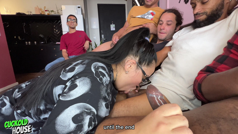 CuckoldHouse: いたずらな妻が清掃の仕事を放棄し、カッコウされた夫の4人の友人とグループセックスをする