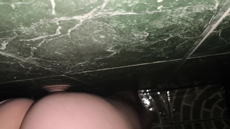 Theblackxxx: Dans la salle de bain avec un gode et une...