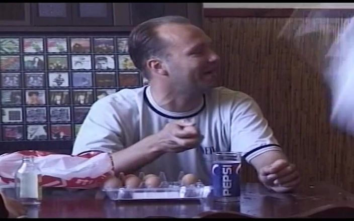 Deutschland porn: Groepseks met verpletterend eten in een restaurant
