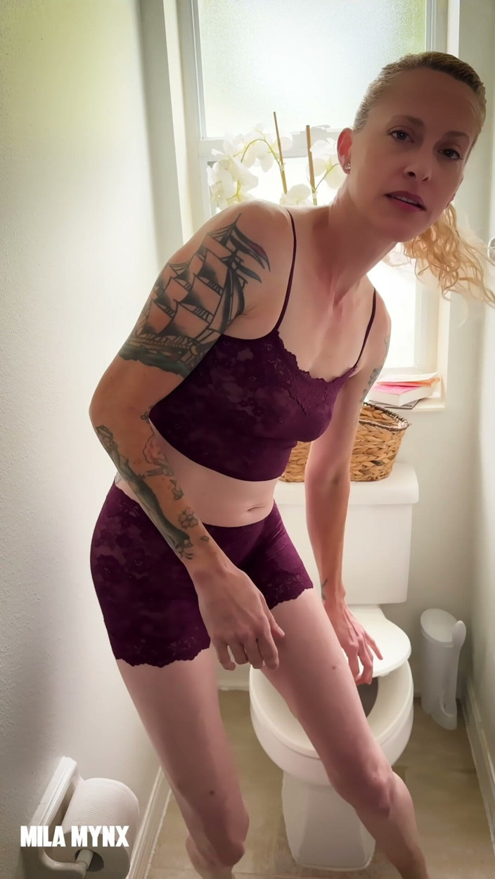 Mila Mynx: Desperate to Pee in My New Lingerie