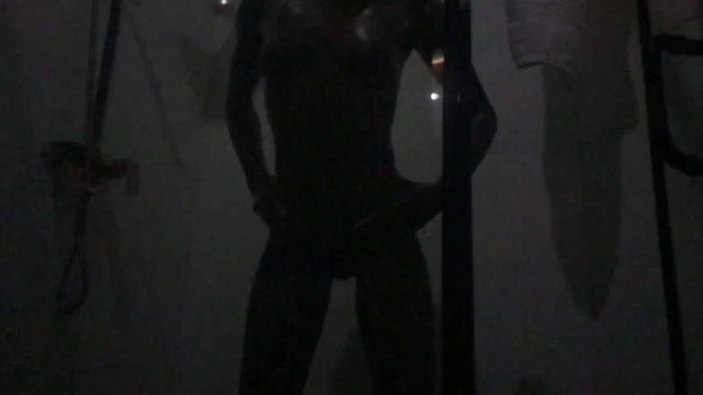 BrownGurl234: ホットなエボニー美女がリラックスした官能的なバスタブを楽しみ、彼女の秘部を撫でる