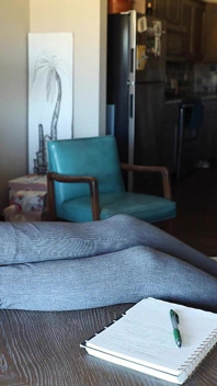 Le calze puzzolenti della tua capo femminile!